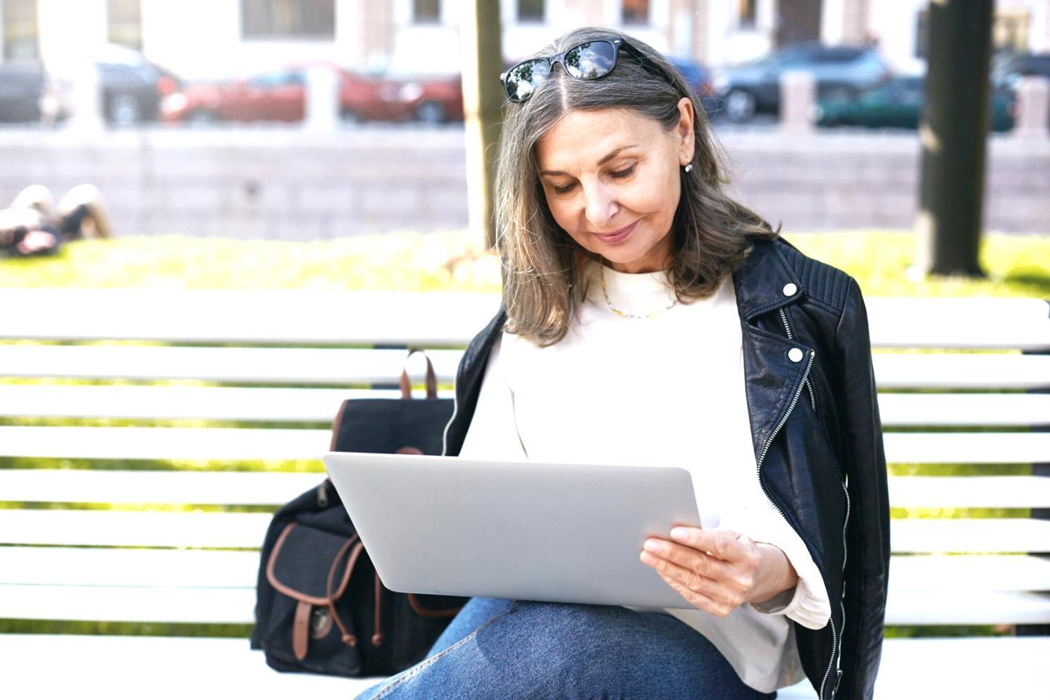 Sesi webinar investasi yang interaktif